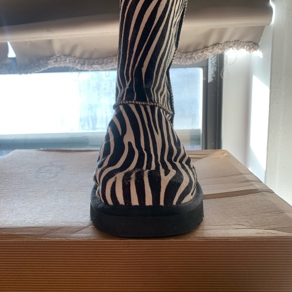 UGG Australia Women’s Classic Short Exotic Boot - Picture 9 of 16